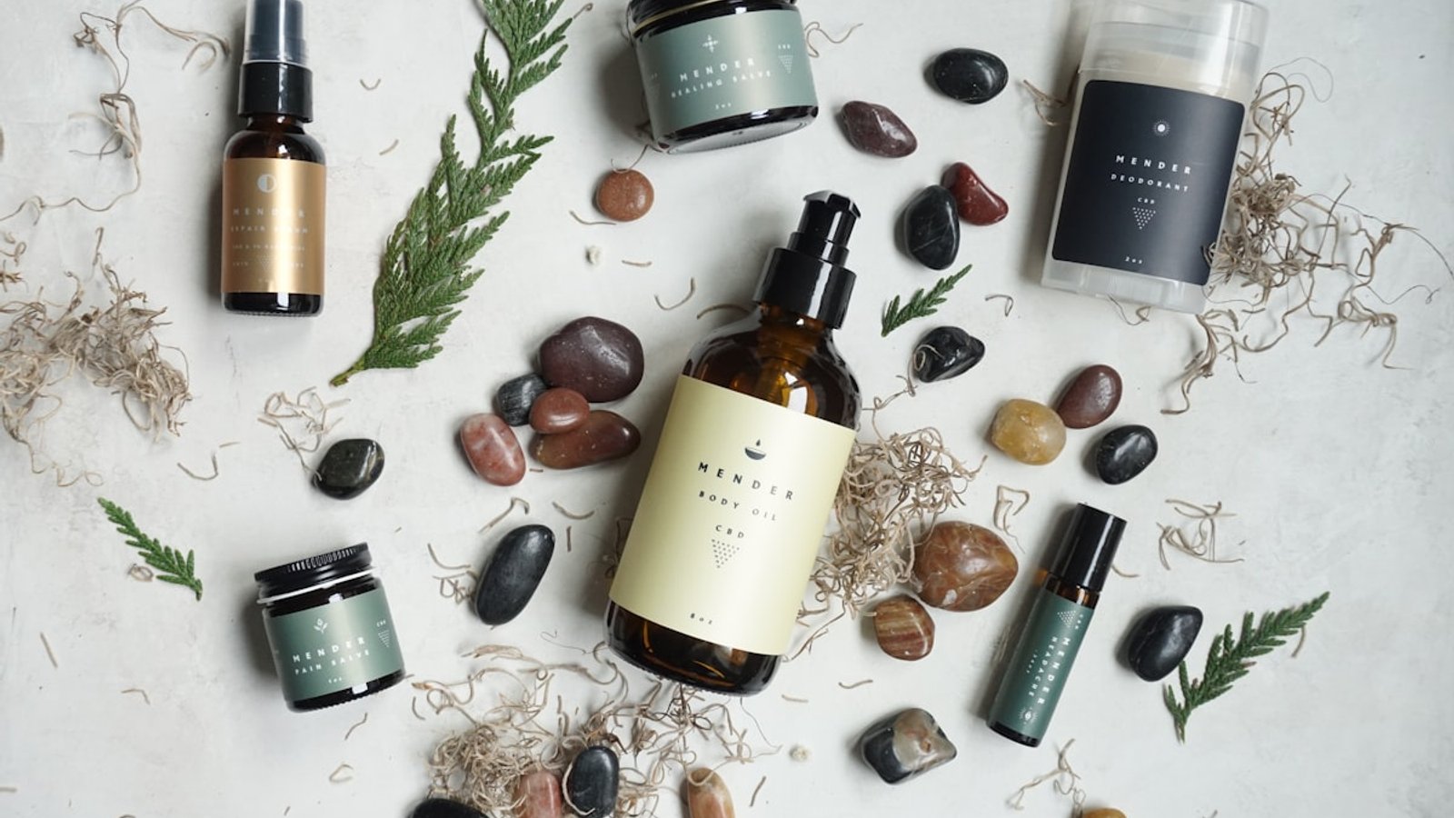 Produkte skincare koreane në sfond të bardhë