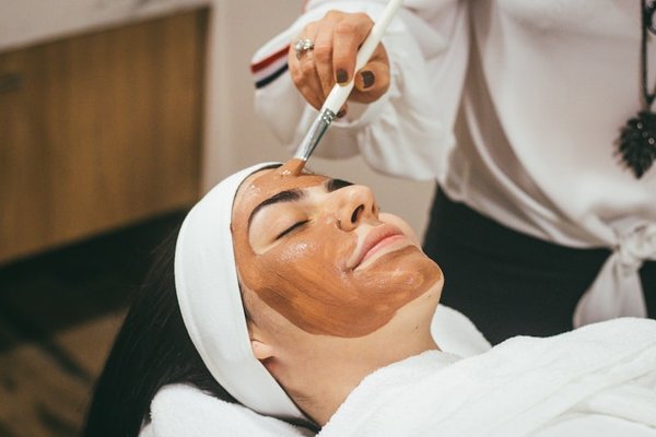 Rutina Koreane me 10 Hapa: Çfarë Produktesh të Përdorësh?